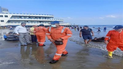 بالصور | وزيرة البيئة: إزالة آثار التلوث الزيتي المتبقية في بورسعيد 