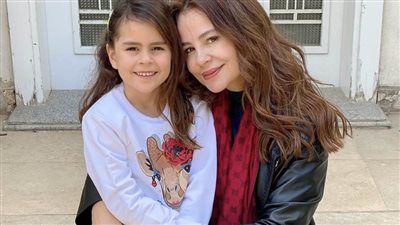 كارول سماحة تحتفل بعيد ميلادها الـ49 رفقة ابنتها (فيديو)