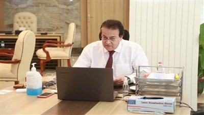 د. خالد عبدالغفار يستعرض تقريرًا حول تنفيذ مسابقة بين الجامعات لاختيار فريق يمثل مصر في 