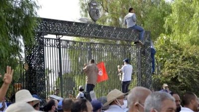 الأمن التونسي يتصدى لمحاولة اقتحام مبنى البرلمان