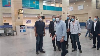 بالصور | وزير الطيران يتفقد مطار برج العرب لمتابعة حركة التشغيل
