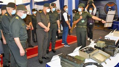 وزير الدفاع يتفقد إحدى الوحدات الفنية للأسلحة