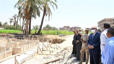 محافظ قنا يتفقد عددا من المجمعات الخدمية الحكومية بفرشوط ضمن المبادرة الرئاسية حياة كريمة 