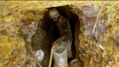 الأجهزة الأمنية تضبط 2 طن من أحجار خام الذهب على متن سيارتين بأسوان