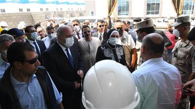 بالصور.وزيرة التجارة ومحافظ قنا  يتفقدان  مجمع الصناعات الصغيرة والمتوسطة بمنطقة هو الصناعية