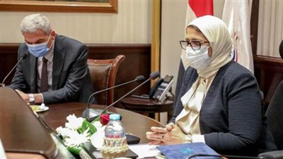 بالصور | وزيرة الصحة تؤكد جاهزية مصانع 