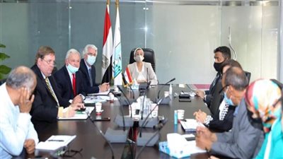 بالصور | وزيرة البيئة تناقش مع إحدى الشركات الأمريكية تنفيذ مشروع لتحويل المخلفات لوقود حيوي بالفيوم