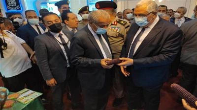 بالصور | وزيرا الزراعة والتموين يفتتحان معرض 