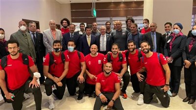 وزير الرياضة يستقبل بعثة منتخب اليد بمطار القاهرة (صور)