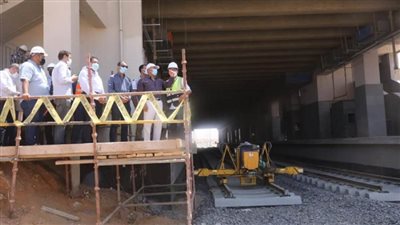 بالصور | وزير النقل يتابع معدلات تنفيذ مشروع القطار الكهربائي الخفيف