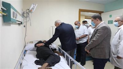 بالصور | محافظ الجيزة يزور مستشفى الهرم للاطمئنان على مصابي حادث تصادم سقارة