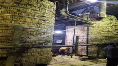 بالصور | القوى العاملة تتابع حريق مصنع لتصنيع زيوت السيارات بأبو رواش