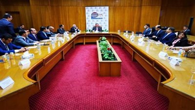بالصور | وزير قطاع الأعمال: مشروع لتصنيع أول سيارة كهربائية مصرية (تفاصيل)