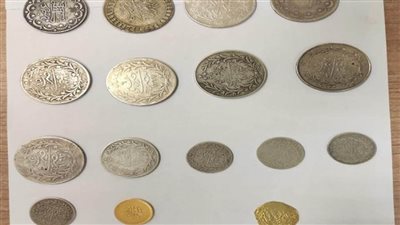 بالصور | ضبط 34 عملة أثرية بمطار القاهرة