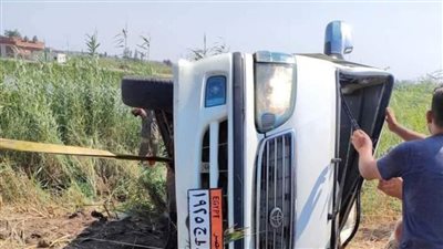 اصابة 13في حادث انقلاب ميكروباص علي طريق بورسعيد اسماعيلية