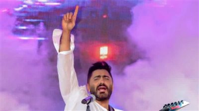 أسطورة مصر.. تامر حسنى ملك المسرح الغنائى ورمز الأناقة والاختلاف والتميز