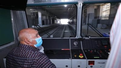 بالصور | وزير النقل يتفقد مواقع العمل بمشروع القطار الكهربائي الخفيف