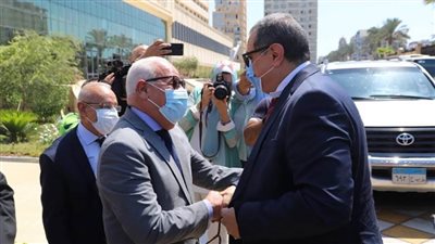 بالصور | سعفان ومحافظ بورسعيد يوزعان 500 وثيقة تأمين على العمالة غير المنتظمة