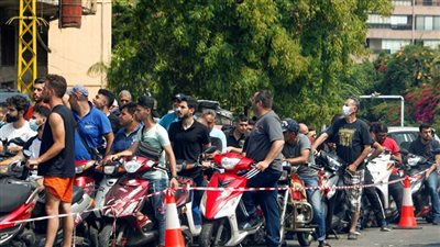 احتجاجات وقطع طرقات في لبنان بسبب فقدان المحروقات من محطات الوقود
