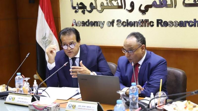 الوزير أثناء الاجتماع