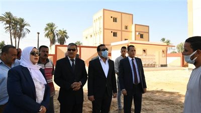 محافظ قنا يجري جولة تفقدية لمتابعة مشروع ترفيق المنطقة الصناعية الأولي بكلاحين قفط 