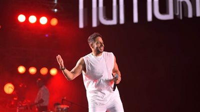 شاهد بالصور .. حماقي يحيي حفل بالعلمين الجديدة