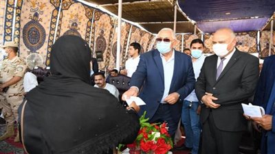 بالصور | وزير الزراعة ومحافظ قنا ورئيس البنك الزراعي يتابعون 