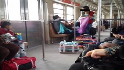 القبض على شخصين يبيعان ملابس داخلية في المترو