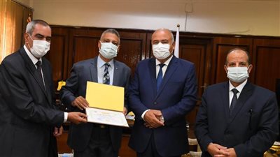 محافظ قنا يكرم طالبين كفيفين لحصولهم علي مراكز متقدمة بالثانوية العامة علي مستوي الجمهورية  