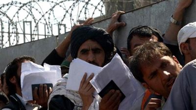 عقب إغلاق المطار.. أفغان يهرعون نحو الحدود مع باكستان وإيران 