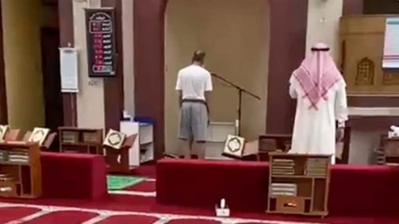 مؤذن في الكويت بالشورت