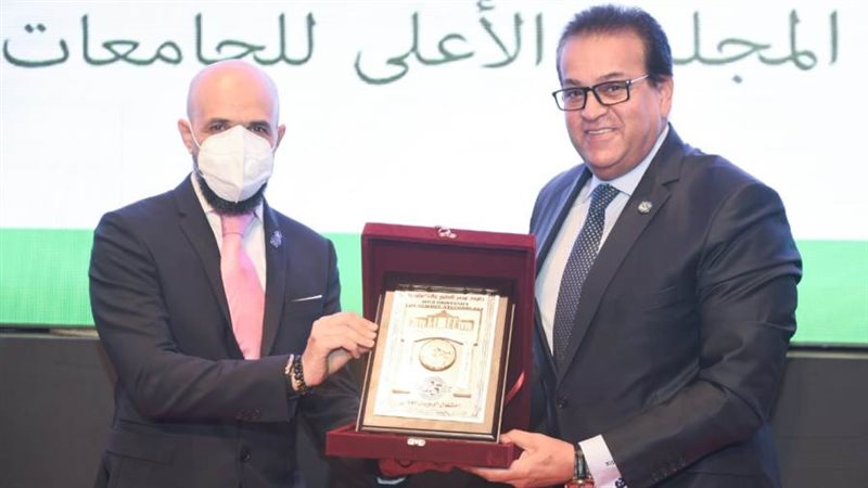 خالد الطوخى يهدى
