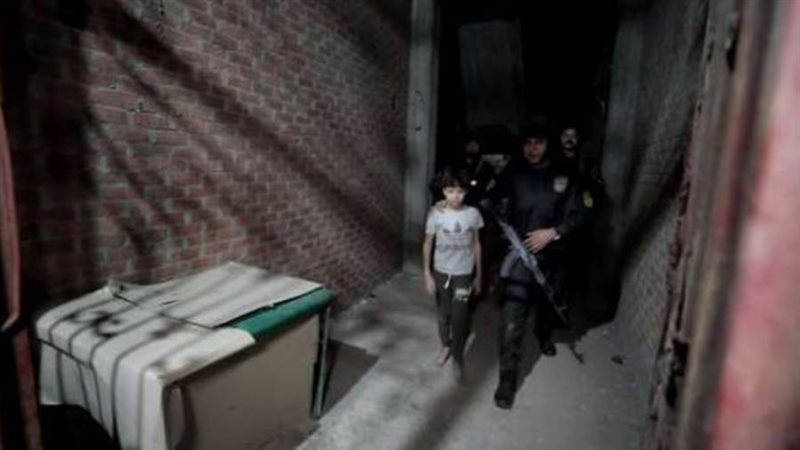 لحظة فك اسر الطفل