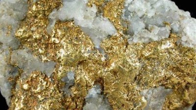 ضبط 4 أشخاص بحوزتهم 2 طن من أحجار الذهب بقنا