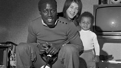 بعد غيبوبة استمرت 39 عاما..وفاة مدافع فرنسا وباريس سان جيرمان السابق