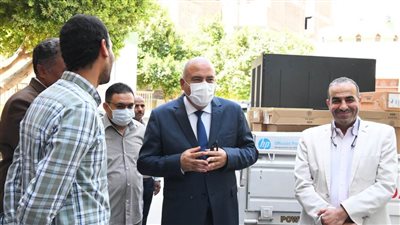 محافظ قنا يتفقد معدات واجهزة وحدة نظم المعلومات الجغرافية (GIS) 