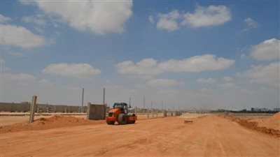 بالصور | تنفيذ أعمال الطرق وموقف انتظار سيارات لمحطة القطار الكهربائي بالعاشر من رمضان