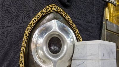 رئاسة شؤون الحرمين تنهي أعمال صيانة باب الكعبة المشرفة وإطار الحجر الأسود