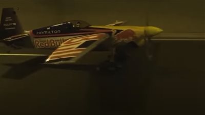 شاهد بالفيديو..طيار يحقق رقمًا قياسيًا بالطيران بطائرة داخل نفق بسرعة 240كيلومترًا