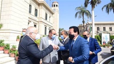 وزيرا التعليم العالي والصحة ورئيس جامعة القاهرة يتفقدون عمليات تطعيم طلاب الجامعة ضد كورونا استعدادًا للعام الدراسي الجديد