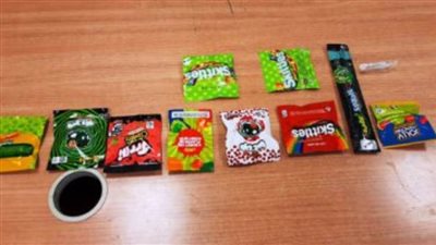 ضبط 10 أكياس حلوي بالماريجوانا ومنظار محظور بحوزة راكبين بمطار القاهرة