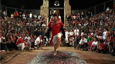 في الصين.. سر حمل الرجال للحوامل والسير بهن فوق فحم مشتعل 