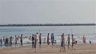«نظرًا لارتفاع الأمواج».. الوحدة المحلية تُطالب المصطافين بعدم نزول بحر رأس البر