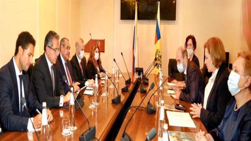 وزير السياحة في اجتماعه