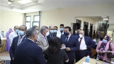 د. خالد عبدالغفار ورئيس جامعة عين شمس يتفقدان مراكز التطعيم للوقاية من كورونا بجامعة عين شمس