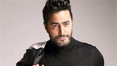 بهذه الكلمات.. تامر حسني ينعي محمود العربي 