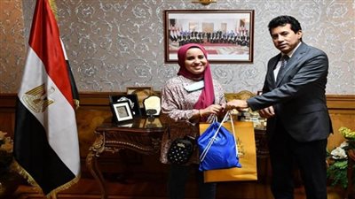 بالصور | أشرف صبحي يُكرم آيه عصام الدين بائعة غزل البنات