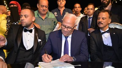 بالصور محافظ بورسعيد يلبي دعوة شاب لحضور حفل زفافه ويشهد علي عقد قرانه