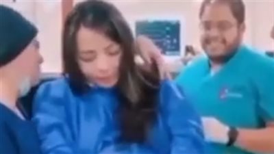 بالفيديو.. وصلة غناء من أطباء و ممرضون لسيدة حامل قبل خضوعها للولادة