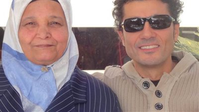 خالد النبوي يحيى الذكرى الثالثة لوفاة والدته ويعلق :